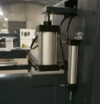 Прижимная балка с двумя пневмоцилиндрами