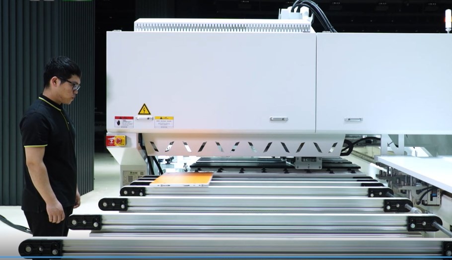 Выгрузка деталей из станка