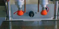 Сверлильно-пазовальный станок MS 3112, каждый стол оснащен двумя пневмоприжимами