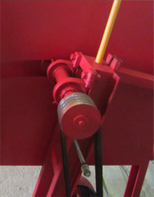 Торцовочный станок для бревен ТСБ-350, привод пилы от электродвигателя посредством клиноременной передачи