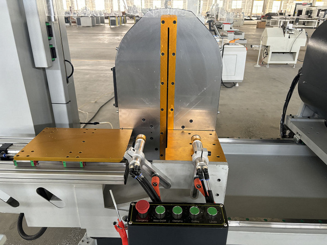 �������������� ����������� ���� � ��� QUADRO ALUCUT CNC 550 � 4500 Servo 22,5� - 157,5�