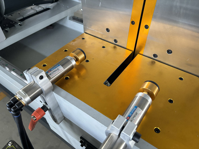 �������������� ����������� ���� � ��� QUADRO ALUCUT CNC 550 � 4500 Servo 22,5� - 157,5�