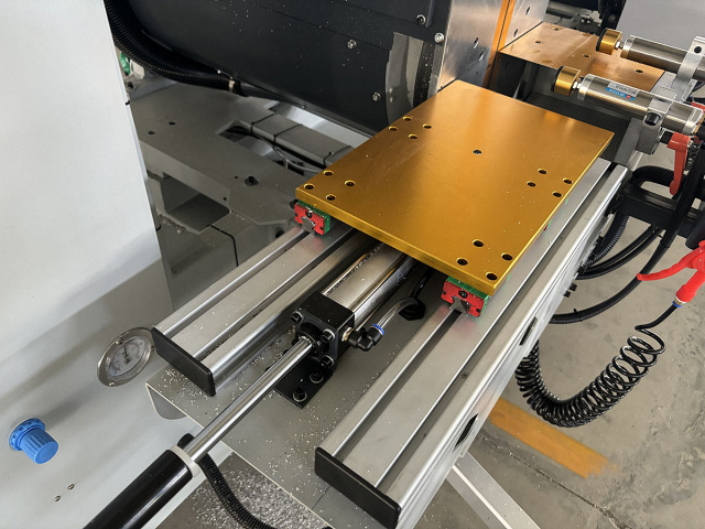 �������������� ����������� ���� � ��� QUADRO ALUCUT CNC 550 � 4500 Servo 22,5� - 157,5�