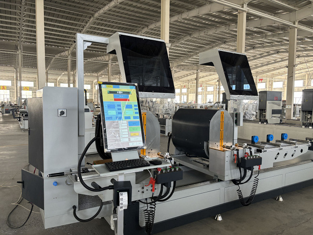 �������������� ����������� ���� � ��� QUADRO ALUCUT CNC 550 � 4500 Servo 22,5� - 157,5�