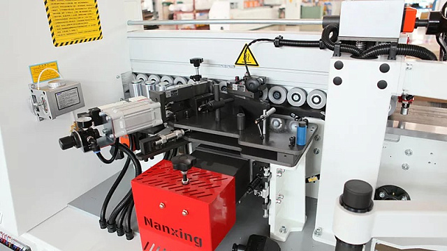 Автоматический кромкооблицовочный станок Nanxing NBC332