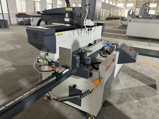 ��������� ������ ��� � ����� ���������� ���������� ���� � ������ ��������� ������ QUADRO ALUMIL TM 1750-2 A/B