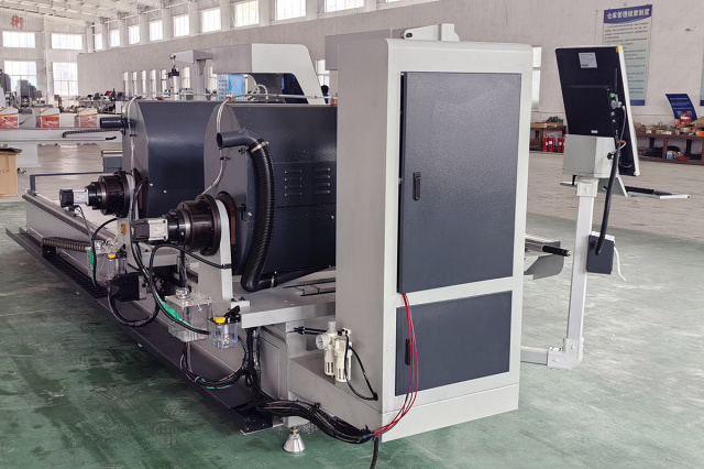 �������������� ����������� ���� � ��� QUADRO ALUCUT CNC 550 � 4500 Servo 22,5� - 157,5�