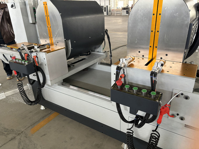 �������������� ����������� ���� � ��� QUADRO ALUCUT CNC 550 � 4500 Servo 22,5� - 157,5�