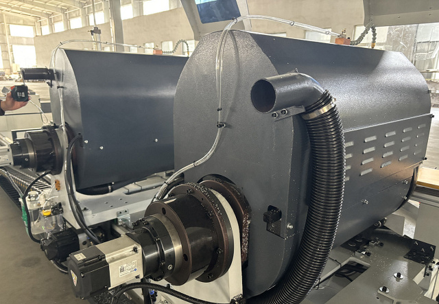 �������������� ����������� ���� � ��� QUADRO ALUCUT CNC 550 � 4500 Servo 22,5� - 157,5�