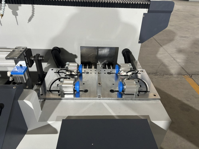 ��������� ������ ��� � ����� ���������� ���������� ���� � ������ ��������� ������ QUADRO ALUMIL TM 1750-2 A/B