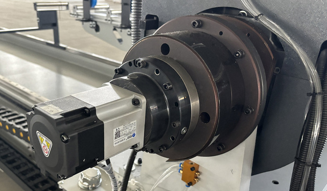 �������������� ����������� ���� � ��� QUADRO ALUCUT CNC 550 � 4500 Servo 22,5� - 157,5�