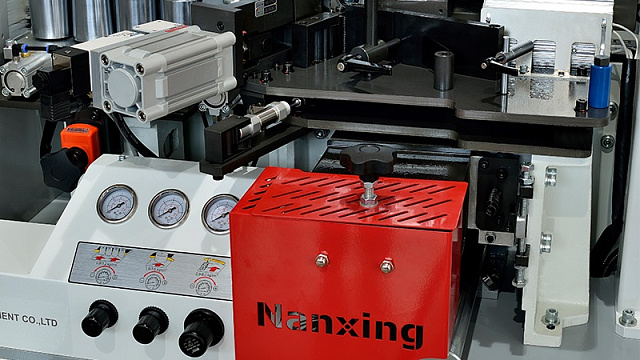 Автоматический кромкооблицовочный станок Nanxing NB6JQFKL